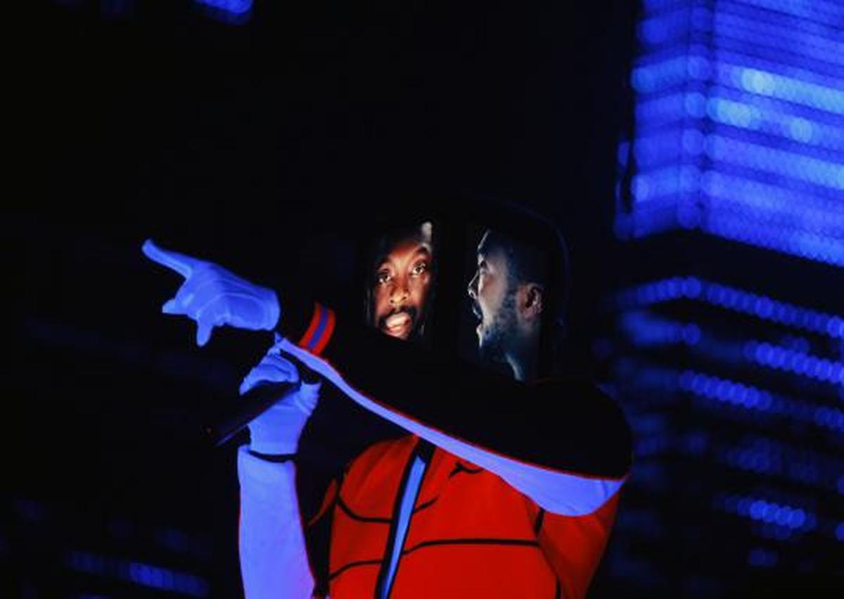 Will.I.am sulap iPad jadi topeng hidup