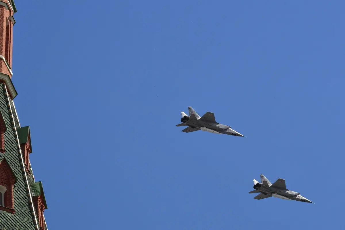 Dua jet tempur supersonik MiG-31 Rusia membawa rudal Kinzhal di atas Lapangan Merah, Moskow, 9 Mei 2018. (AFP/Yuri Kadobnov)