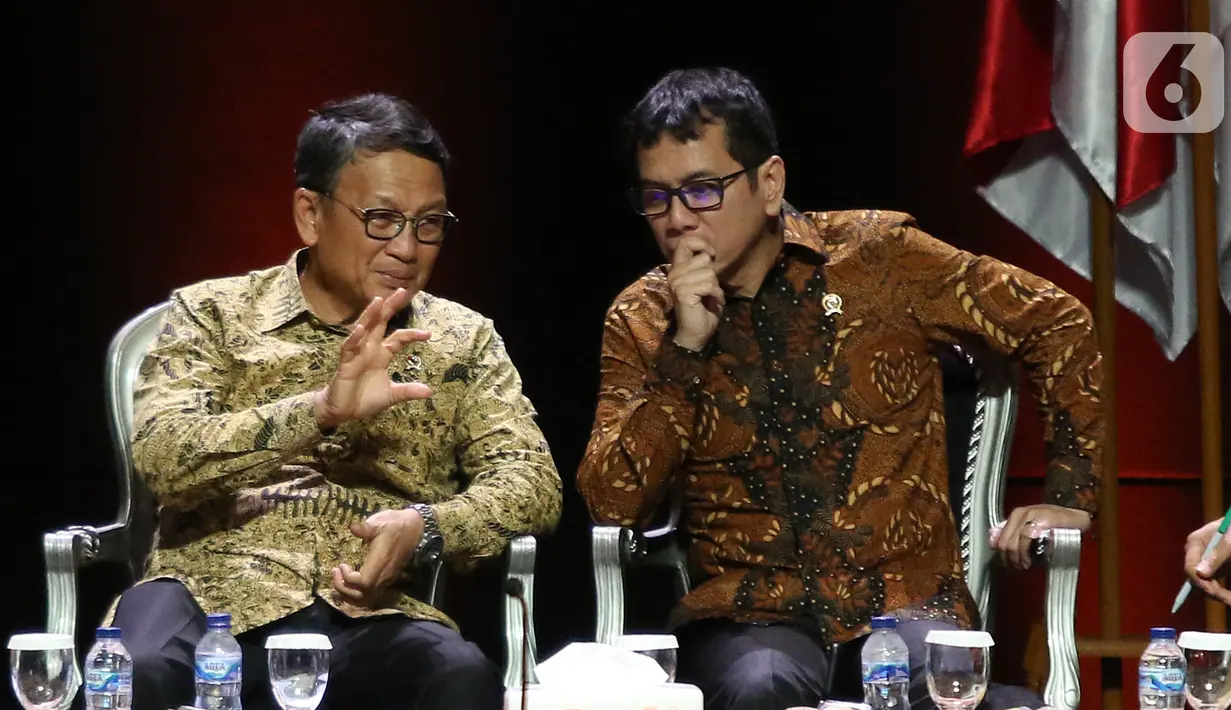 Menparekraf Wishnutama (kanan) berbincang dengan Menteri ESDM ArifinTasrif saat diskusi panel VII Rakornas Indonesia Maju antara Pemerintah Pusat dan Forum Koordinasi Pimpinan Daerah (Forkopimda) di Bogor, Rabu (13/11/2019). Panel VII membahas transformasi ekonomi II. (Liputan6.com/Herman Zakharia)