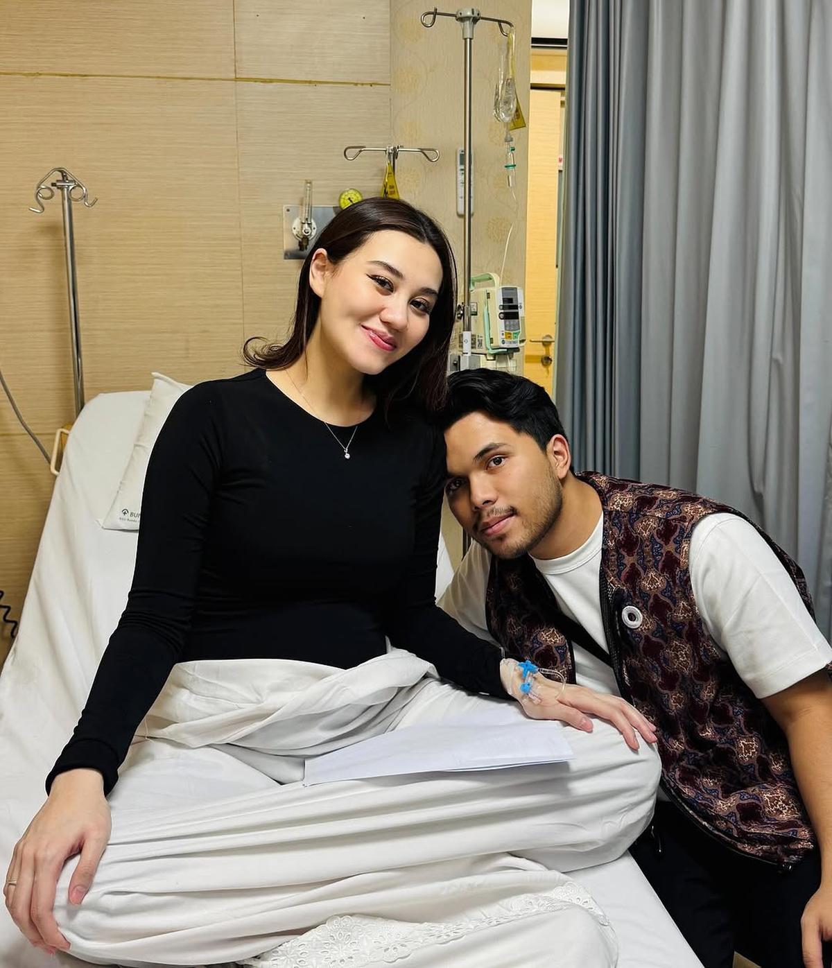 Aaliyah Massaid Dilarikan ke Rumah Sakit, Thariq Halilintar Jadi Suami Siaga yang Setia Mendampingi