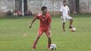 Kapten Persija, Ismed Sofyan menggiring bola pada latihan perdana jelang babak 8 besar Piala Jenderal Sudirman di Lapangan Sawangan, Depok, Jawa Barat, Jumat (4/12/2015). (Bola.com/Vitalis Yogi Trisna)