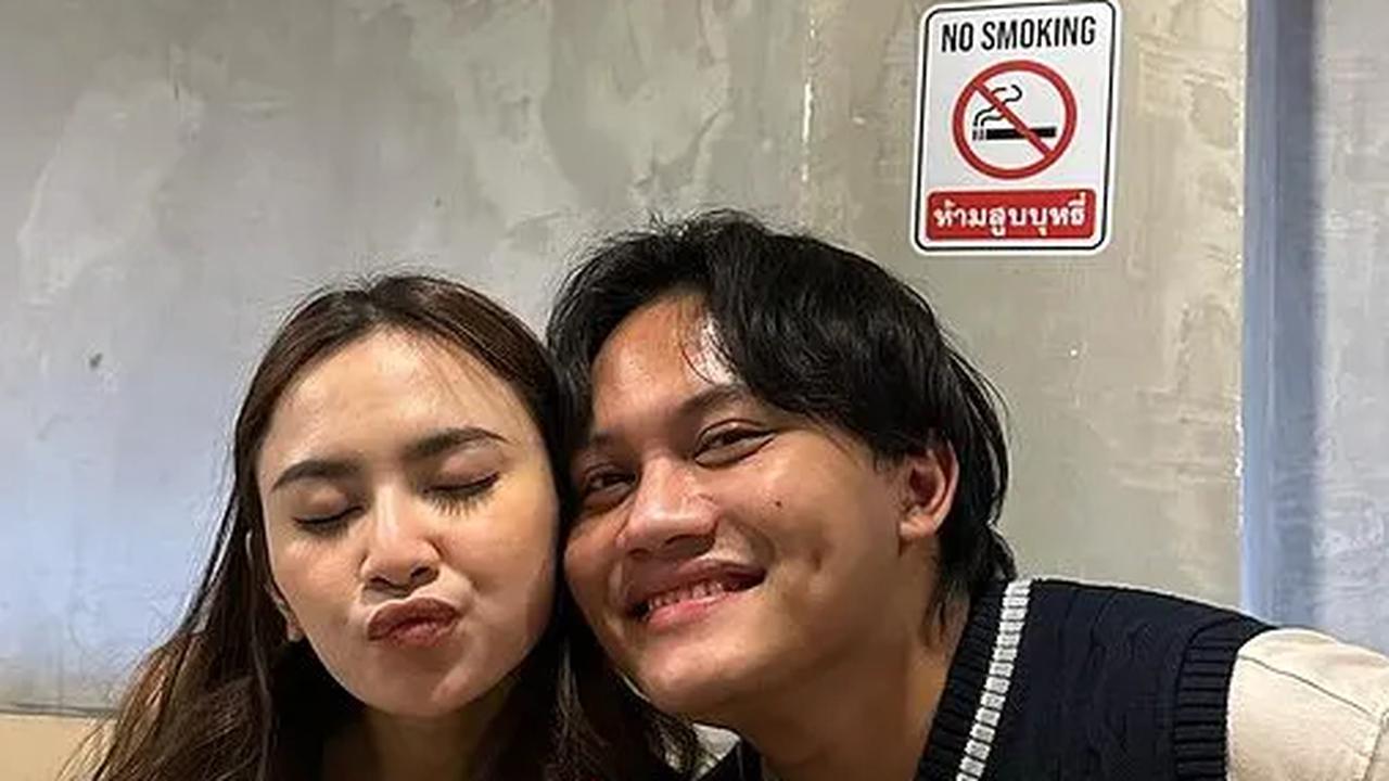 Dinner romantis antara Rizky Febian dan Mahalini juga menjadi sorotan, tak kalah menarik dari kisah cinta sang ayah.