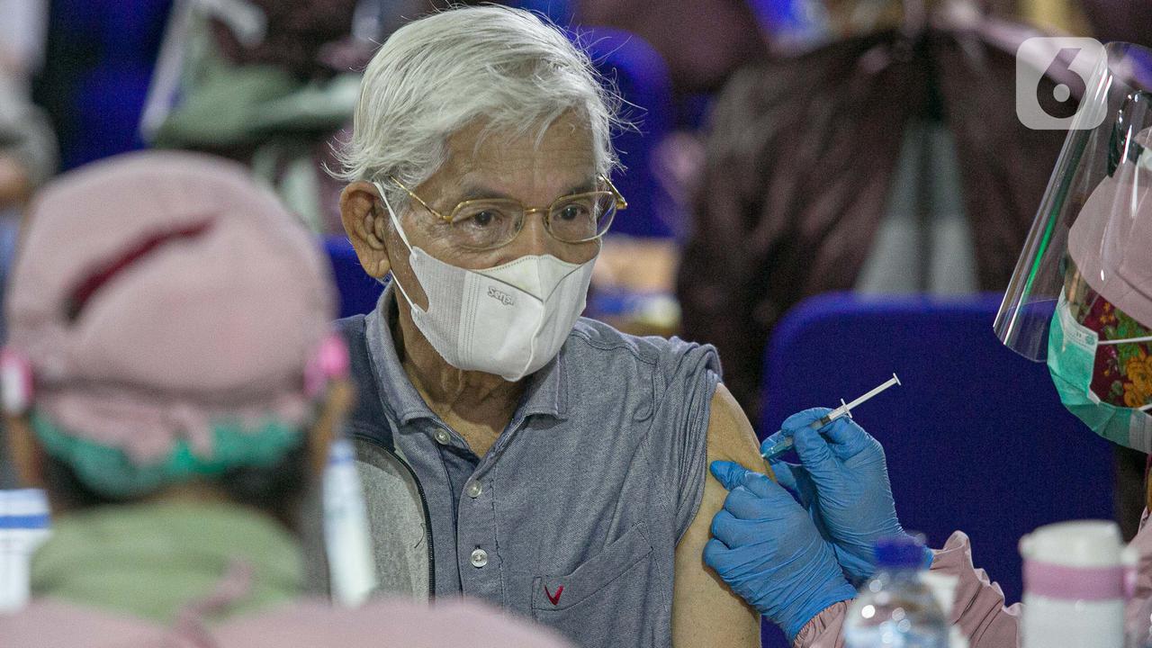Pemberian Vaksin Massal untuk Warga Lansia Non KTP DKI