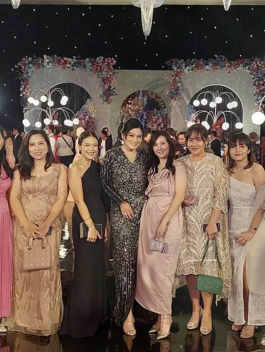 Dress-nya juga tampak kian mencuri perhatian berkat aksen high slit yang sempurna. [Foto: Instagram/ Titi Kamal]