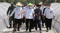 Menteri Kelautan dan Perikanan Sakti Wahyu Trenggono dalam kunjungannya ke Kampung Garam di Kebumen, Jumat (12/3/2021). (Dok KKP)