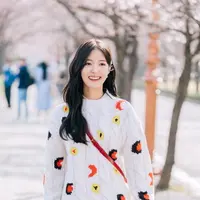 Kim Yu Ri tampak cantik dengan gaya berpakaian yang fashionable. Senyum semringah merepresentasikan musim semi kala itu. (Foto: KBS2 via allkpop)