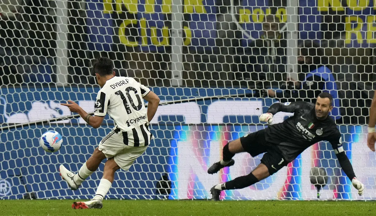 Mimpi buruk Inter Milan datang pada menit ke-87 setelah Dumfries dianggap melanggar Alex Sandro di dalam kotak penalti. Dybala yang ditunjuk sebagai eksekutor tendangan dua belas pas, sukses mengecoh kiper Handanovic. Papan skor berubah menjadi satu sama. (AP/Luca Bruno)