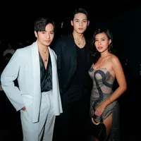 Angga Yunanda, Mingyu dan Shenina Cinnamon di acara Bulgari di Seoul, Korea Selatan. [Foto: Instagram/angga]