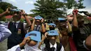 Siswa dan Guru menjajal kacamata filter saat workshop bersama Hong Kong Astronomical Society dan LAPAN di sekolah di Ternate, (7/3). Gerhana Matahari Total akan melintasi sejumlah kota di Indonesia pada 9 Maret 2016 mendatang. (REUTERS/Beawiharta)
