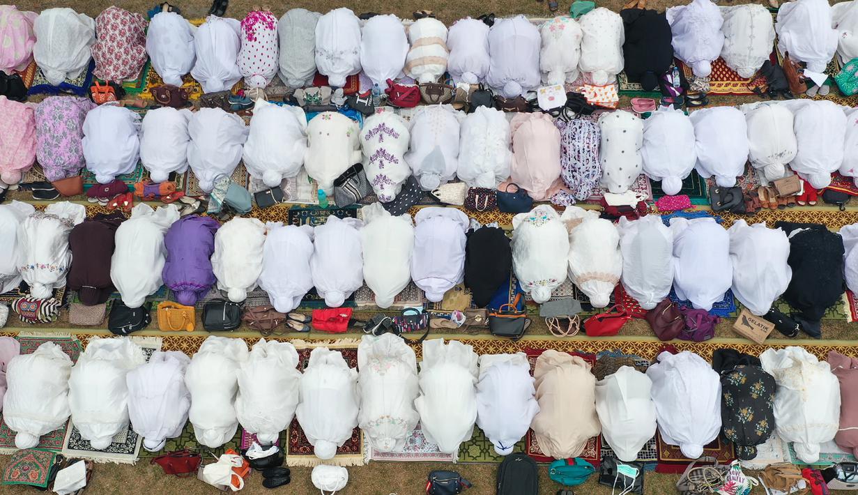 Foto dari udara memperlihatkan umat muslim melaksanakan salat minta hujan (Istisqa) saat kabut asap menyelimuti kota Pekanbaru, di Riau, Jumat (13/9/2019). Ini dilakukan berharap agar Allah menurunkan hujan di Pekanbaru yang terus diselimuti asap dengan kualitas udara yang memburuk. (ADEK BERRY/AFP)
