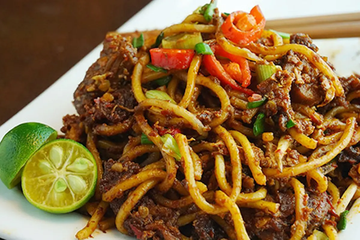 Tetap tergoda untuk menyantap mie saat sahur maupun berbuka? Tak masalah cek dulu yuk, mesin pembuat mie ini!