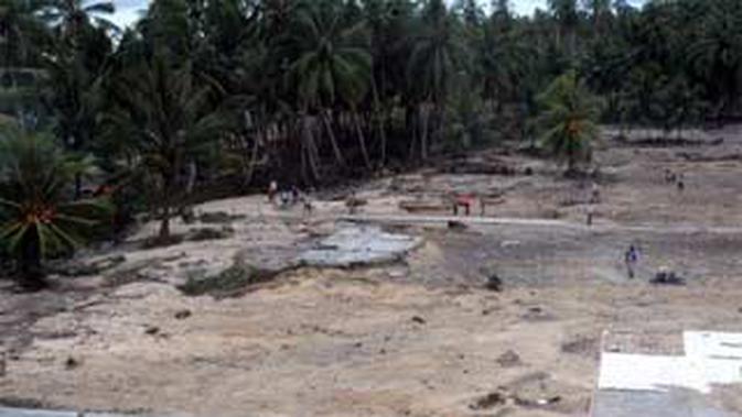 Foto udara pascatsunami yang menghantam Mentawai, di Dusun Muntei Barubaru, Mentawai, Rabu (27/10). Lebih dari 15 dusun di pulau itu hancur terkena gelombang tsunami pada 25 Oktober silam.(Antara)