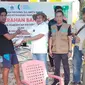 Kepala Dinas Ketahanan Pangan Sulawesi Barat, Abdul Waris Bestari menyerahkan bantuan untuk korban banjir Mamuju (Foto: Liputan6.com/Istimewa)