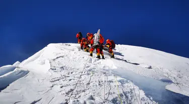 Anggota tim survei China mencapai puncak Gunung Qomolangma (27/5/2020). Sebuah tim survei China berhasil mencapai puncak Gunung Qomolangma pada Rabu (27/5) pagi waktu setempat, sebuah langkah penting dalam misi negara itu untuk mengukur kembali puncak tertinggi dunia. (Xinhua/Penpa)