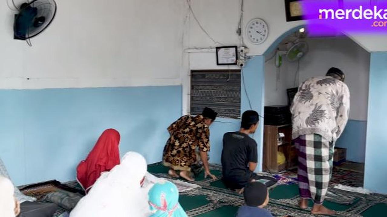 Kendati sederhana, namun jangan salah. Semangat warga sekitar untuk beribadah secara berjamaah justru begitu besar.