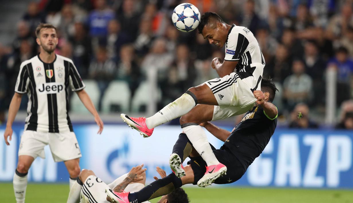Bek Juventus, Alex Sandro, berebut bola dengan pemain AS Monaco. Pada laga tersebut Juventus memakai skema 3-4-3 sementara AS Monaco dengan formasi 4-4-2. (AFP/ Valery Hache)