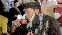 Menparekraf Sandiaga Uno mencicipi lemongrass tea, penganan khas Desa Wisata Bilebante, Lombok Tengah, Nusa Tenggara Barat (NTB). (dok. SSU)
