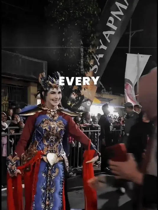 Dari video yang beredar, artis kelahiran Jakarta itu tampak ramah menyapa para masyarakat yang menyaksikan acara tersebut. Senyum Arumi saat menyapa masyarakat Malang. [Instagram/horeggank]