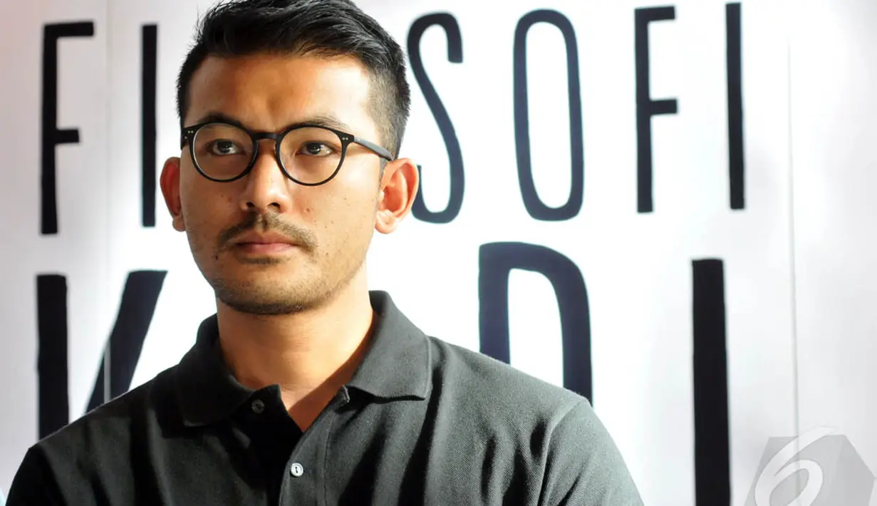 Gaya pakaian kasual dan simpel Rio Dewanto saat hadiri jumpa pers untuk film Filosopi Kopi di Kuningan City, Jakarta, Kamis (8/1/2015). (Liputan6.com/Panji Diksana) 