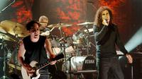 Vokalis System of a Down Serj Tankian, kanan, gitaris Daron Malakian, kiri, dan drummer John Dolmayan, tengah, tampil di Konser $2 Bill MTV2 di Webster Hall di New York, Selasa, 22 November 2005. Band tersebut tampil untuk mendukung rekaman terbaru mereka, "Hypnotize." (Foto AP/Henny Ray Abrams)