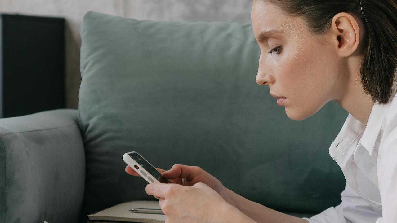 Ilustrasi Seorang Perempuan Kecanduan Smartphone (©Pexels)