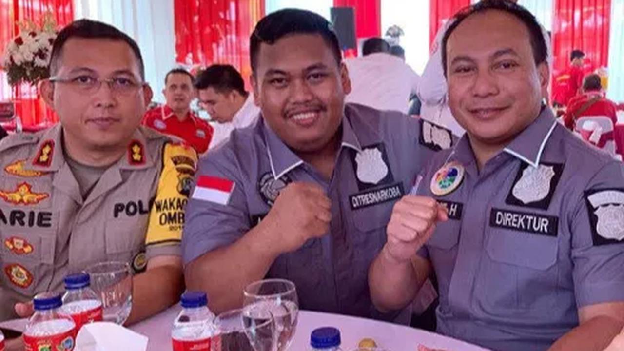 Dekat dengan Pejabat Negara & Artis