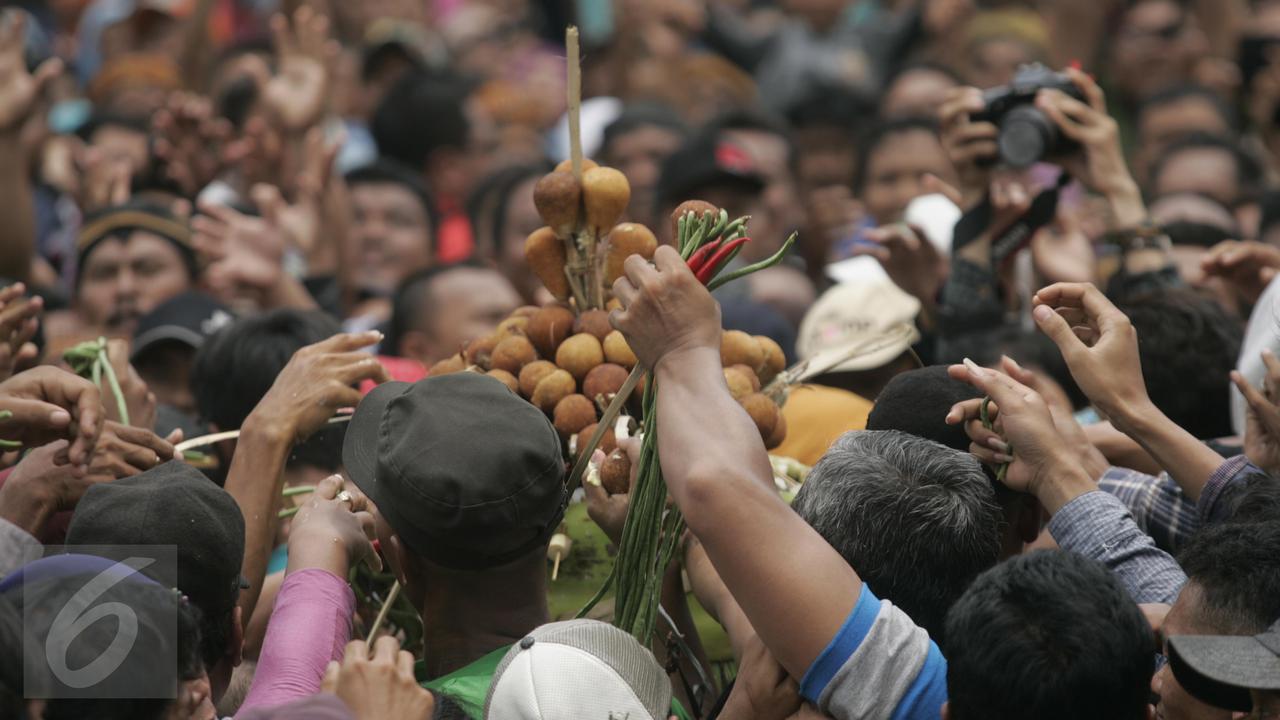 20151224-Tradisi Maulid Nabi, Ribuan Warga Berebut 6 Gunungan Sekaten-Solo