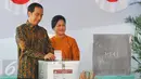 Presiden Joko Widodo didampingi Ibu negara Iriana memasukan surat suara pada Pilkada DKI 2017 di TPS IV, Jakarta, Rabu (15/2). Jokowi menggunakan hak suara untuk pemilihan Gubernur DKI Jakarta. (Liputan6.com/Angga Yuniar)