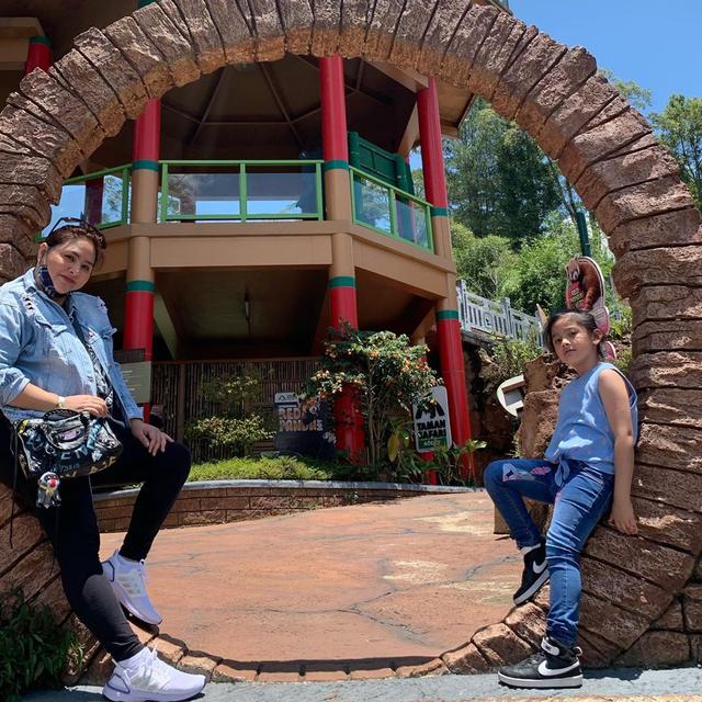 Main Ke Air Tenjun Ini 7 Momen Liburan Audy Item dan Iko Uwais