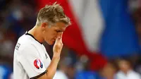 Ekspresi Bastian Schweinsteiger usai Jerman dikalahkan Prancis 2-0 saat Semi Final Piala Eropa 2016 di Stade Velodrome, Marseille, Jumat (8/7). (REUTERS / Kai Pfaffenbach)