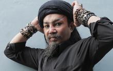 VIDEO: Ekspresi Master Limbad Tampil Serba Hitam, Mendadak Muncul di Belakang Jokowi