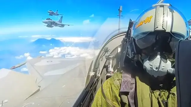 Pilot dari dalam kokpit Jet Tempur Rafale