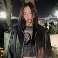 Jennie tampil mengenakan jaket leather hitam dipadukam bawahan denim. [@jennierubyjane]