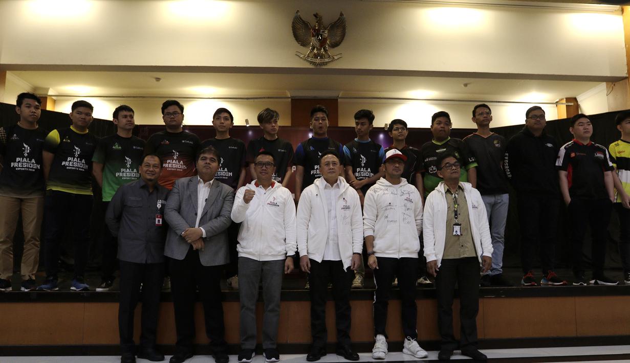 Menpora, Imam Nahrawi dan Kepala Bekraf, Triawan Munaf  berfoto bersama 16 tim esports Piala Presiden 2019 di Gedung Krida Bhakti Setneg, Jakarta, Selasa (26/3). Final turnamen akan diselengarakan pada 30-31 Maret mendatang. (Bola.com/Yoppy Renato)