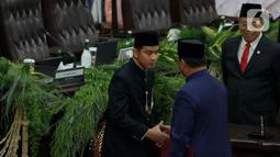 Prabowo Subianto dan Gibran Rakabuming Raka dilantik di Gedung Nusantara MPR/DPR/DPD RI yang disusul dengan pembacaan sumpah jabatan. (Liputan6.com/Herman Zakharia)