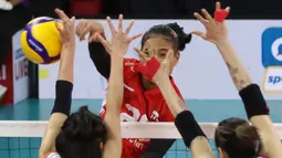 Pemain Timnas voli putri Indonesia, Junaida Santi (depan) melepaskan spike yang berusaha diblok dua pemain Vietnam pada laga Grup B AVC Challenge Cup 2024 di Rizal Memorial Coliseum, Manila, Filipina, Minggu (26/5/2024). Indonesia kalah 1-3 (17-25, 15-25, 27-25 dan 13-25). (Asian Volleyball Confederation)
