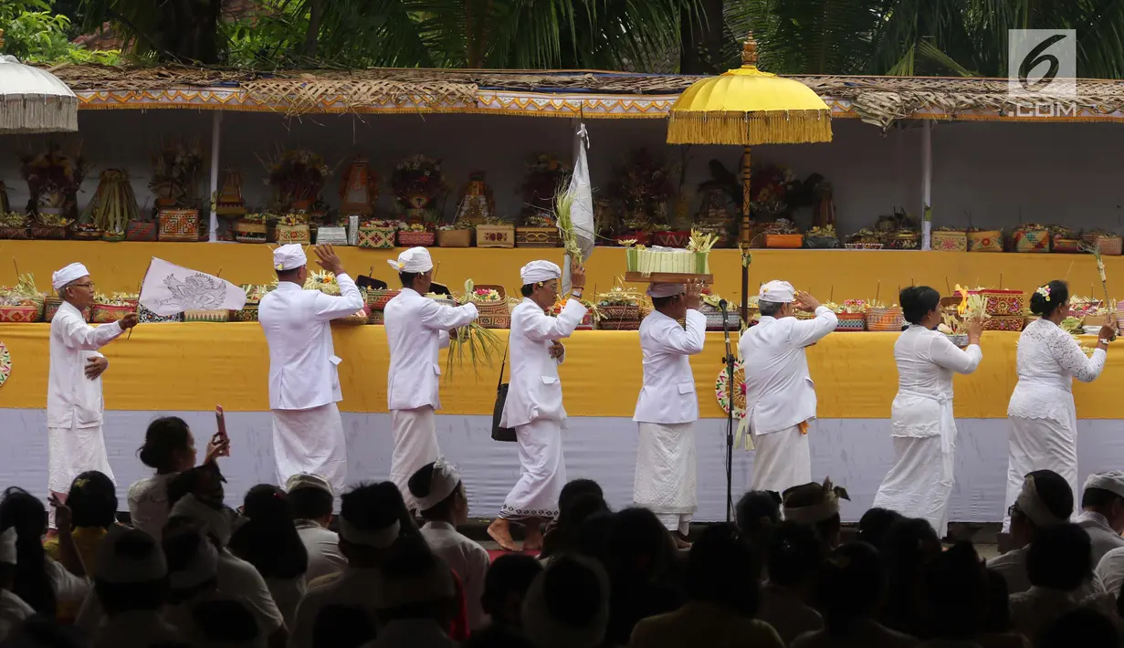 Rangkaian prosesi dalam upacara Tawur Kesanga di Pura Aditya Jaya, Rawamangun, Jakarta, Jumat (16/3). Upacara Tawur Kesanga digelar sebagai rangkaian perayaan Hari Raya Nyepi Tahun Baru Saka 1940. (Liputan6.com/Arya Manggala)