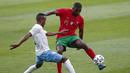 Gelandang Portugal, William Carvalho (kanan) menguasai bola dibayangi gelandang Israel, Gadi Kinda dalam laga uji coba menjelang Euro 2020 di Jose Alvalade Stadium, Lisbon, Rabu (9/6/2021). Portugal menang 4-0 atas Israel. (AP/Armando Franca)