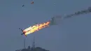 Dua pesawat Wong Bee KT-1B milik TNI AU bertabrakan hingga membuat ledakan dan terbakar jelang pameran Dirgantara Langkawi, Malaysia, Minggu (14/3/2015). Para pilot terlihat menyelamatkan diri dengan dengan parasut. (Dailymail)