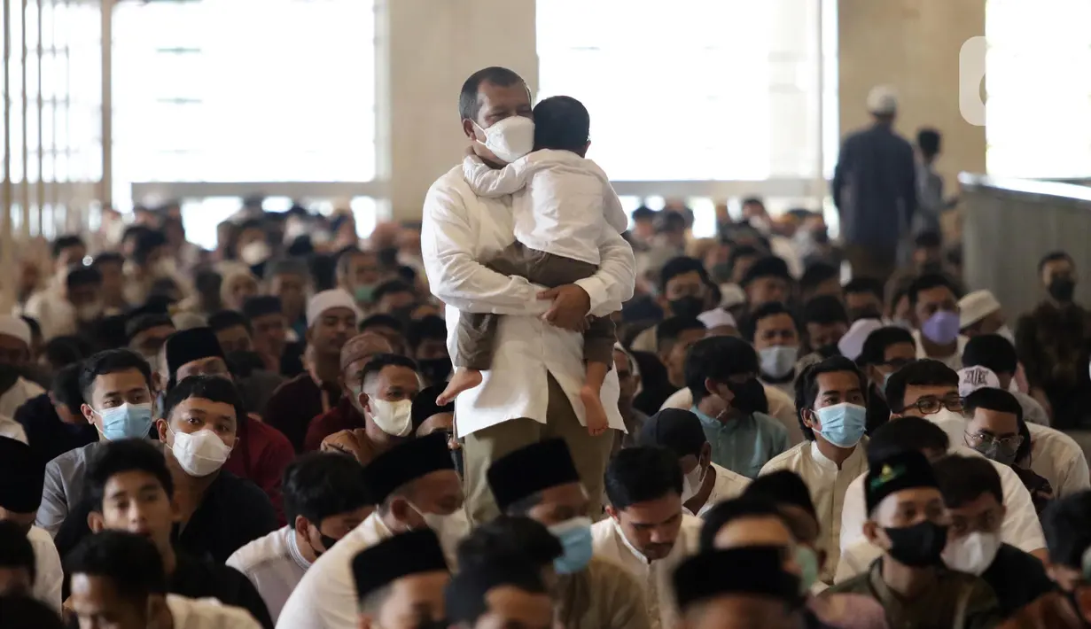 <p>Umat muslim menanti waktu pelaksanaan sholat Idul Fitri di Masjid Istiqlal, Jakarta, Senin (2/5/2022). Ribuan umat muslim melaksanakan sholat Idul Fitri 1443 H dengan penuh khidmat. (Liputan6.com/Helmi Fithriansyah)</p>