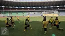 Pemain Sriwijaya FC menjalani latihan ringan di Lapangan Gelora Bung Karno Jakarta, Sabtu (2/4). Sesi latihan ini bertujuan untuk pemanasan dan pertandingan Semi Final piala Bhayangkara memperubatkan juara 3. (Liputan6.com/JohanTallo)