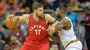 Pemain Cleveland Cavaliers, Tristan Thompson, berusaha menghadang pemain Toronto Raptors, Jonas Valanciunas, pada laga pramusim NBA di Quicken Loans Arena, Jumat (14/10/2016). (Reuters/David Richard-USA TODAY Sports)