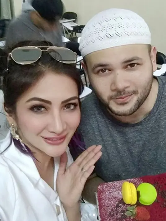 "Happy Bday my sobii..cidoo 🎂🎉@ridho_rhoma Panjang umur,sehat slalu,tambah soleh,banyak rezekinya,Bahagia terus,dan Berkah hidupnya Dunia dan Akhirat Aamiin 🙏🏻😇 #bday #friends," tulis Natalie sebagai keterangan foto. (Instagram/natalie_sarahs)