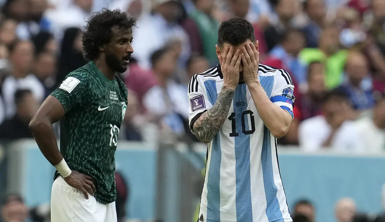 Agentina sebagai tim unggulan juara di Piala Dunia 2022 secara mengejutkan tumbang di tangan Arab Saudi pada matchday pertama Grup C, Selasa (22/11/2022). La Albiceleste kalah dengan skor 1-2. Messi dan kolega kesulitan menembus pertahanan solid yang diperagakan oleh skuad berjuluk The Falcons tersebut. (AP/Natacha Pisarenko)