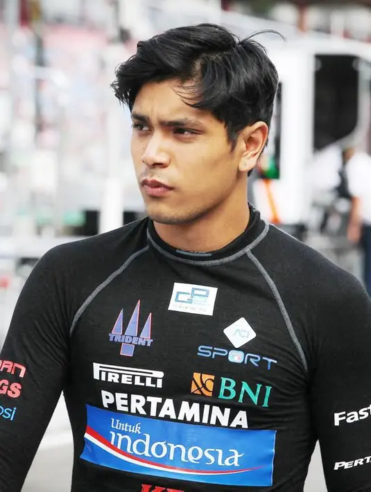 Sempat tersirat kabar tak miring soal hubungannya dengan ayah sambungnya, Ajun Perwira gara-gara tak hadir di pernikahan ibundanya, namun belakangan baru diketahui kalau Philo tengah menghadiri satu acara saat itu. (Liputan6.com/IG/@illopaz)