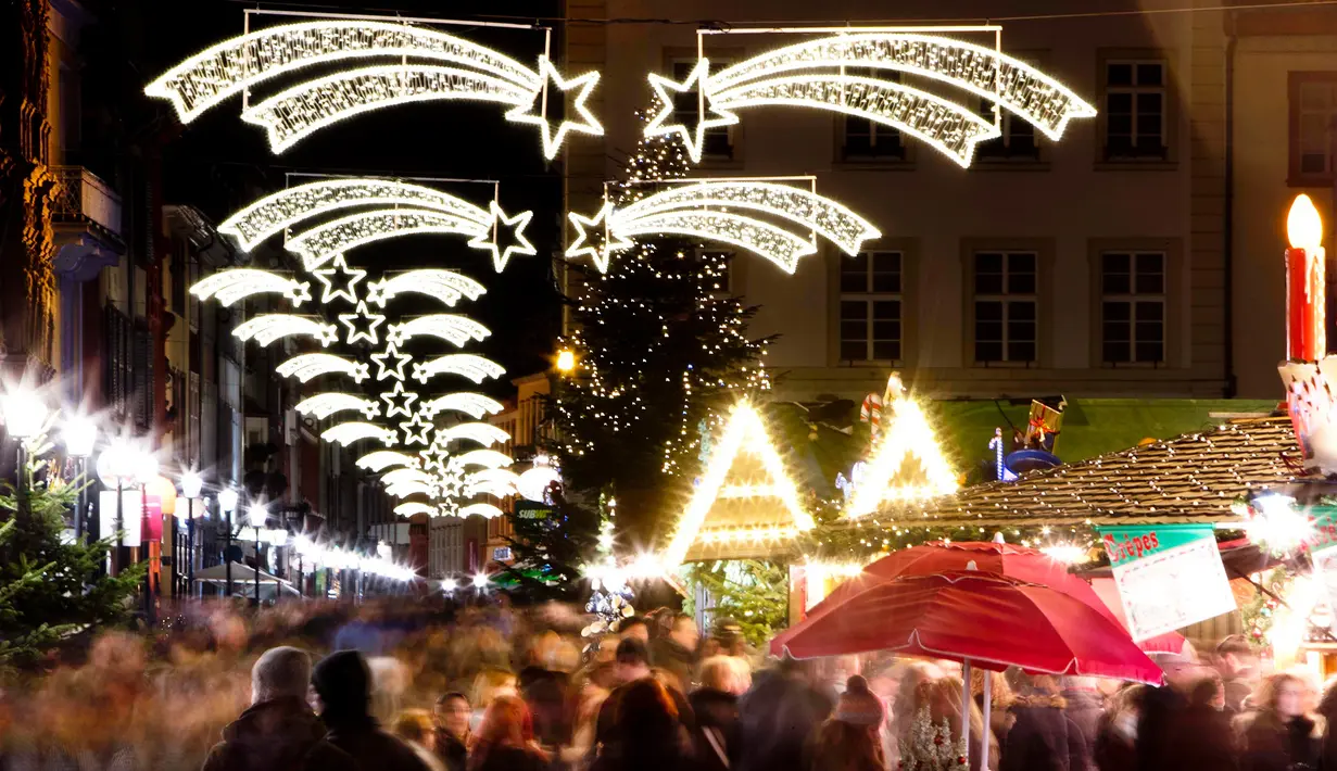 Suasana pasar Natal tradisional di Kota Tua Heidelberg, Jerman, Selasa (4/12). (AP Photo/Michael Probst)