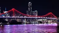Lampu di jembatan Story Bridge Brisbane berwarna merah putih pada malam 17 Agustus 2020. (Facebook, Agustinus Jogiono)