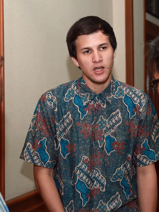 Perlakuan Risty membuat Stuart tersenyum lantas meninggalkannya. (Deki Prayoga/Bintang.com)