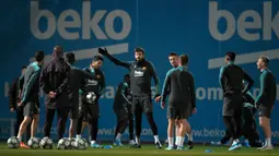Pemain Barcelona Gerard Pique (tengah) bersama rekan-rekannya berlatih jelang menghadapi Borussia Dortmund pada pertandingan Grup F Liga Champions di Sant Joan Despi, Spanyol, Selasa (26/11/2019). Barcelona mengincar kemenangan demi memastikan tiket 16 besar lebih awal. (LLUIS GENE/AFP)