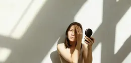 Makeup yang awalnya terlihat rapi bisa mulai memudar atau bergeser karena adanya interaksi antara produk dengan kondisi kulit (Sumber: Pexels.com)